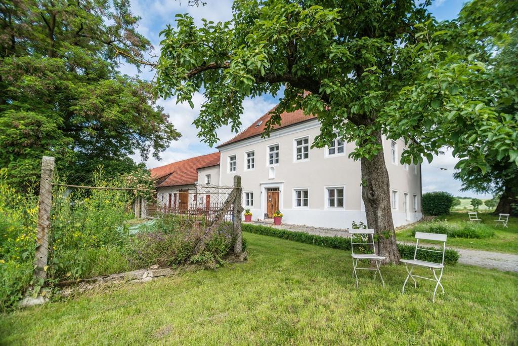 Historischer Pfarrhof Niederleierndorf Langquaid Exterior photo